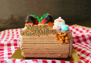 Taze çilek ve cevizli nefis Noel Buche de Noel.