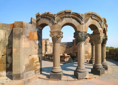 Zvartnots Katedrali ya da Aziz Gregory 'ye adanmış Göksel Melekler Katedrali, Ermenistan' ın Vagharshapat şehrindeki UNESCO Dünya Mirası Alanı