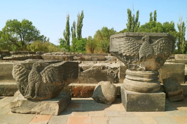 Zvartnots Katedrali 'nin Kısmi Antik Sütunları, Vagharshape City of Ermenistan' da bulunan etkileyici 7. yüzyıl kalıntıları.