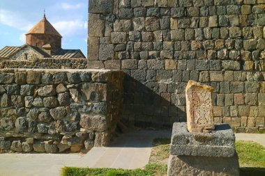 Ermenistan 'ın Sevanavank Manastırı, Sevan Gölü, Gegharkunik Eyaleti' ndeki Khachkar veya Ermeni Çapraz Taşı