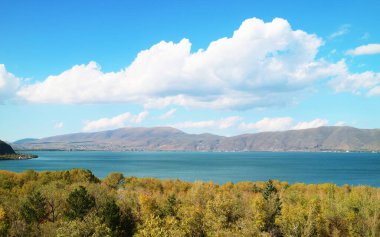 Ermenistan 'ın Gegharkunik ilindeki dünyanın en büyük ikinci tatlı su gölü Sevan Gölü' nün sonbahar başlangıcı manzarası