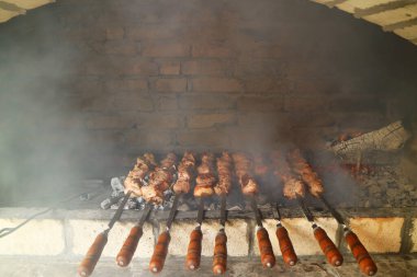 Ermeni Barbeküsü, Ermenistan 'ın Lori ilinde geleneksel bir Clay Oven' da Khorovats Izgara Yapıyor