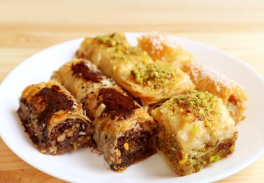 Ağız sulandıran Baklava Pastaları Tahta Masa üzerinde servis edilir