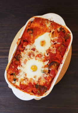 Nefis ev yapımı Shakshouka, lezzetli domates soslu haşlanmış yumurta tabağı.