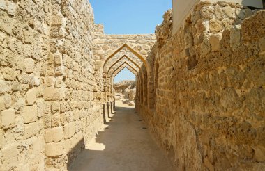Bahreyn Kalesi veya Bahreyn Kalesi 'nin Antik Kemerleri, Manama, Bahreyn' deki bir Iconic UNESCO Dünya Mirasları Alanı