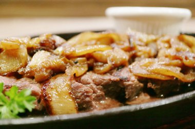 Karamelize edilmiş soğan soslu, ağız sulandıran Arap Bifteği.