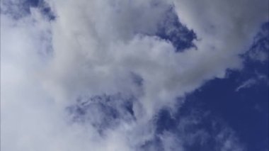 Mavi Gök 'e yayılan Beyaz Bulutların Zaman Hızı Görüntüsü