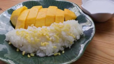 Lezzetli Yapışkan Pirinç ve taze mango üzerine hindistan cevizi sütü ekleme görüntüsü