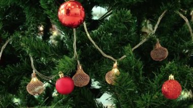 Işıl ışıl bir Noel Ağacında Kırmızı ve Altın Süsler
