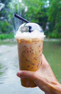 Bir bardak ağız sulandırıcı buzlu kahve.