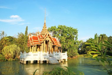 Suanluang Gölü 'ndeki Tayland Antik Style Pavyonu Kral Rama IX Park, Bangkok, Tayland