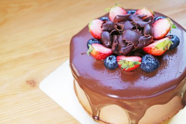 Taze çilek ve yabanmersinli nefis çikolatalı kek.
