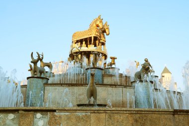 Kutaisi 'nin Iconic City Landmark' ı olan Colchis Fountain, Batı Gürcistan, Avrupa 'daki Kolhis Krallığı Kazısı sırasında bulunan 30 Antik Küçük Heykelin Büyütülmüş Kopyasını Depoladı