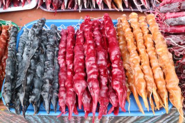 Canlı Renkli Gürcistan Ulusal Şekerleri Kiliseli, Mumla şekillendirilmiş Fındık Şekerlemeleri Üzüm Suyu Şekerleriyle kaplı