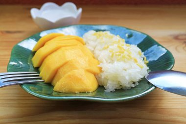 Taze olgun mangolu ünlü Tayland Tatlısı Yapışkan pirinç ve Hindistan cevizi sütüyle