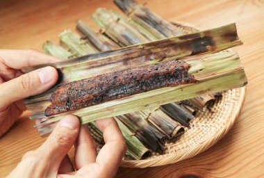 Enfes Khanom Chak, geleneksel Tayland usulü kavrulmuş, hindistan cevizli, hurma yaprağına sarılmış pirinç unu keki.