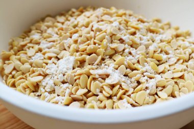 Tempeh 'i pudralayan Tempeh, Tempeh yapmak için haşlanmış soya fasulyesiyle karıştırılıyor.