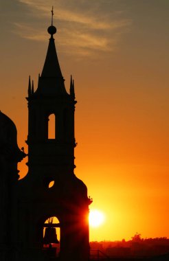 Arequipa Çan Kulesi Bazilika Katedrali 'nin silueti. Parlak Güneş Parıltısı, Arequipa, Peru, Güney Amerika
