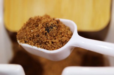 Kapanış Kaşığı Tatlı Eklemek İçin Esmer Şeker Kakalıyor