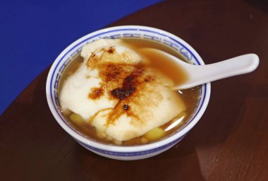 Çin usulü lezzetli soya pudingi. Adı Douhua in Hot Ginger Syrup.