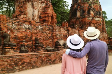 Kafasız Buda Görüntüleri Grubu Tarafından Etkilenen Çift, Tayland 'daki Ayutthaya Tarihi Parkı' ndaki Mahathat Antik Tapınağı 'nda Yıkıldı