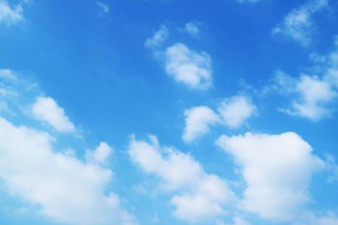 Pofuduk Beyaz Bulutlar Canlı Mavi Gökyüzüne yayılıyor