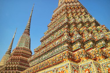 The Fore Large Stupas 'ın üçü Phra Maha Chedi Si Rajakarn, Chakri Hanedanı' nın ilk dört kralına adanmış, Wat Pho Tapınağı, Tayland