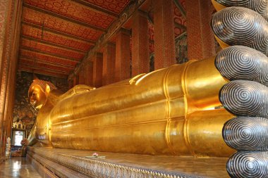 Bangkok, Tayland Phra Nakhon Bölgesi 'ndeki Wat Pho Tapınağı Kompleksi' ne uzanan 46 metre uzunluğunda fantastik Buda görüntüsü.