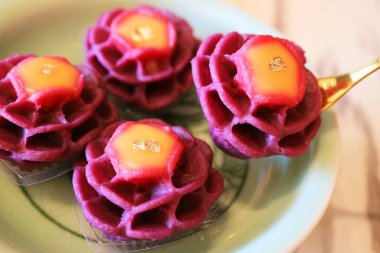 Lezzetli Tatlı ve Keskin Çiçekli Modern Thai Tatlısı Mor Tatlı Patates ve Mango