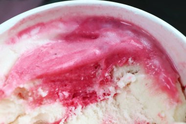 Bir fincan ağız sulandıran çilekli yoğurt.