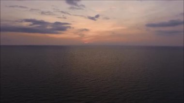Drone 'un Sunset' te Sakin Deniz 'le Tayland Körfezi' nin Görüntüsü