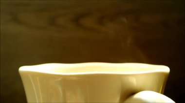 Ahşap Arkaplanda Buharlı Sıcak İçeceğin Görüntüsü