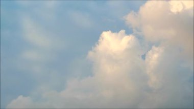 Pofuduk Bulutların Zaman Hızı Görüntüsü Mavi Gökyüzünde Akıyor