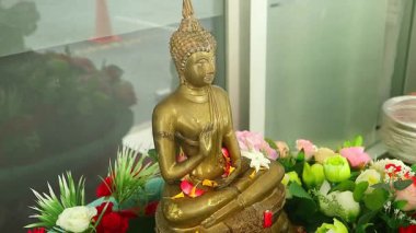 Songkran festivali veya Tayland Yeni Yılı 'na saygı göstermek için Buddha' nın resmine kokulu su döken insanların görüntüleri