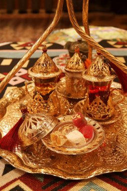 Bitkisel ve Meyveli Türk Çayı ile Bir dizi Enfes Türk Zevkleri