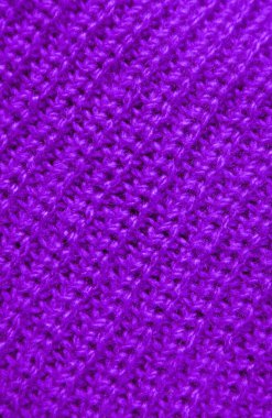 Çapraz Desenlerdeki Mor Örgü Kumaş Dokusunu Kapat