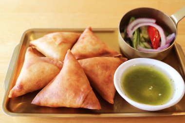 Nefis Samosa, Kızarmış Üçgen Pasta Chutney ile servis edilir.