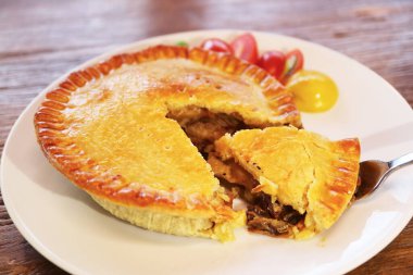 Tahta Masa 'da servis edilen nefis Altın Kahverengi Biftek Turtası