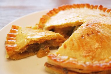 Taze pişmiş ağız sulandıran altın sarısı sığır etli turta.