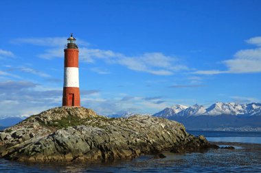 Les Eclaireurs deniz feneri, kayalık bir Beagle kanalı olan Ushuaia, Patagonya, Arjantin, Güney Amerika 'nın simgesel simgesi.