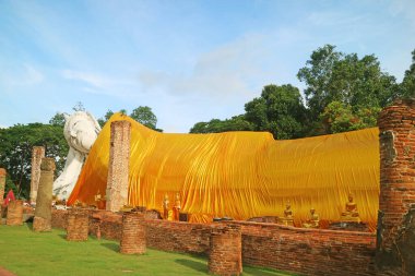 Wat Khun Inthapramun Tapınağı 'nda 50 metre uzunluğunda, Tayland' ın Ang Thong bölgesinde, yaslanan etkileyici Buda resmi.