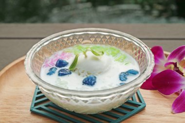 Tayland tatlısının adı Pai Lin Grob ya da hindistan cevizi sütüyle safiri. Dondurma ve vermicelli ile servis ediliyor.