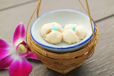 Lezzetli Tayland bisküvilerine yakın plan Kleeb Lamduan, yani Lamduan çiçeğinin taç yaprakları