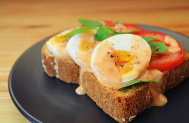 Çoklu Tahıllı Tost Açık Yüzlü Sandviç Sert Yumurta ve Domatesli