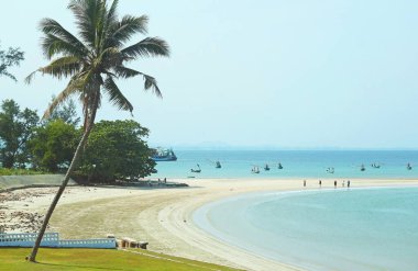 Denizi ikiye bölen inanılmaz kumsallar Thale Waek, Bo Thong Lang Bay, Bang Saphan bölgesi, Tayland 'ın güneyinde adanın yakınında birleşiyor.