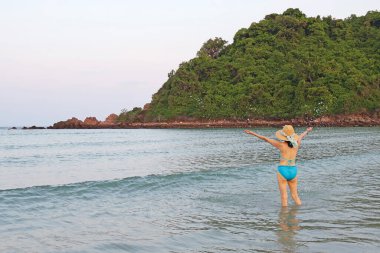 Mutlu kadın Tayland 'ın güneyindeki Prachuap Khiri Khan eyaletinin güzel plajından etkileniyor.