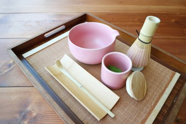 Ahşap Masada Japon kibrit yeşil çayı yapmak için araç gereç