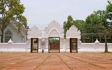 Wat Phra Borommahan 'ın içinden görülen ana kapı Chaiya Ratchaworawihan, önemli bir Budist Tapınağı, Surat Thani Eyaleti, Tayland
