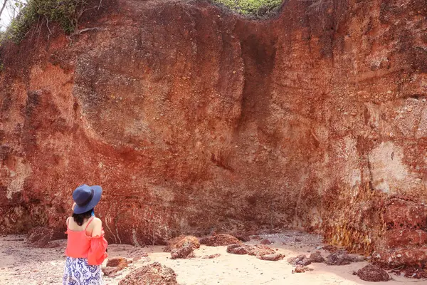 Gezgin Pha Daeng Kızıl Uçurumundan Etkileniyor, Bang Saphan Noi 'de Milyonlarca Yıllık Demir Toplama Alanı, Prahuap Khiri Khan, Tayland