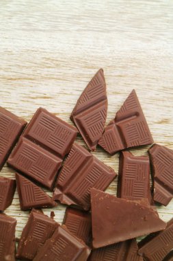 Tahta zemine saçılmış çikolata parçalarının en üst görüntüsü